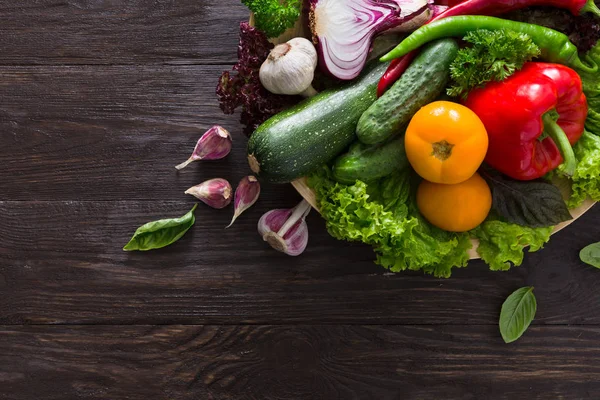 Много свежих овощей на деревянном фоне с копировальным пространством — стоковое фото