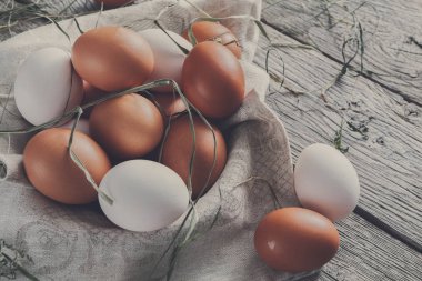 Rustik ahşap, organik tarım kavramı üzerinde taze tavuk kahverengi yumurta