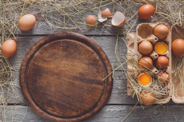 Karton rustik ahşap zemin üzerine taze kahverengi yumurta