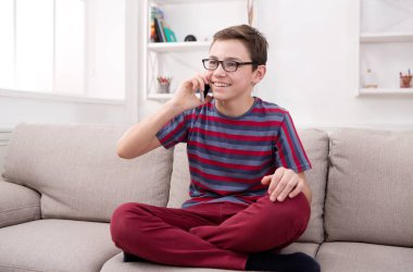 Genç olan telefon evde oturma odasında konuşalım