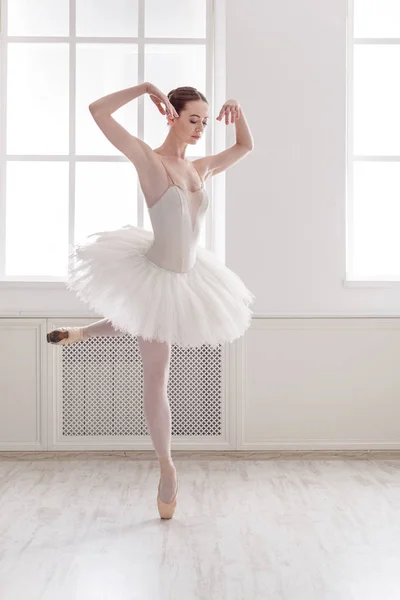 Прекрасный танец балерины в балетной позиции — стоковое фото
