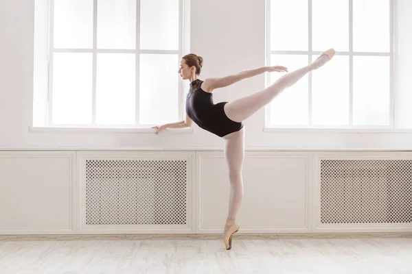 Hermosa bailarina se encuentra en posición de ballet árabe —  Fotos de Stock