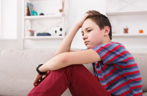 Unatkozó boldogtalan tizenéves fiú ül otthon — Stock Fotó