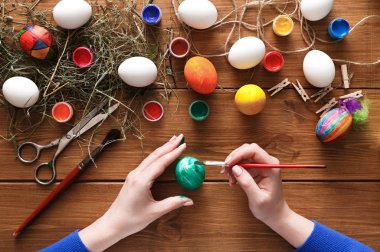 Resim renkli Paskalya yumurtaları, ahşap üzerine Üstten Görünüm