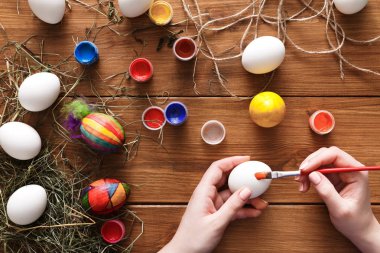 Resim renkli Paskalya yumurtaları, ahşap üzerine Üstten Görünüm