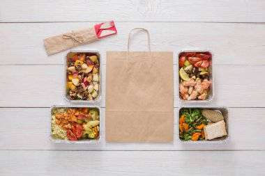 Sağlıklı gıda götürün kutularında, ahşap, üstten görünüm