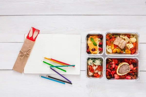 Zdravé jídlo, oběd v poli fólie na studentský stůl, dieta — Stock fotografie