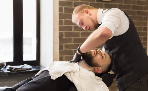 Mężczyzna klienta o strzyżenie brody na fryzjera — Zdjęcie stockowe