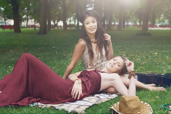 Dois boho feliz elegantes namoradas elegantes com guitarra, piquenique — Fotografia de Stock