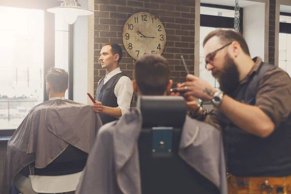 Man få frisyr av frisör på barbershop — Stockfoto