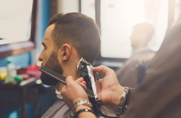 Man krijgt kapsel door Haarstylist bij barbershop — Stockfoto