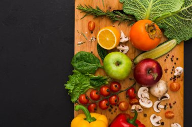 Çerçeve kopya alanı ahşap zemin üzerine taze sebze