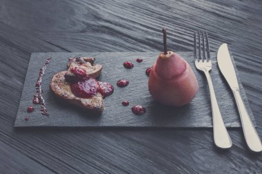 Kavrulmuş kaz karaciğer fois gras ile armut, Restoran gıda