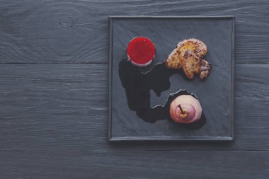 Kavrulmuş kaz karaciğer fois gras ile armut, Restoran gıda