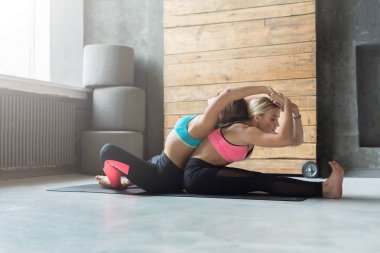 Yoga eğitmeni sınıfında kadınla geri bend germe