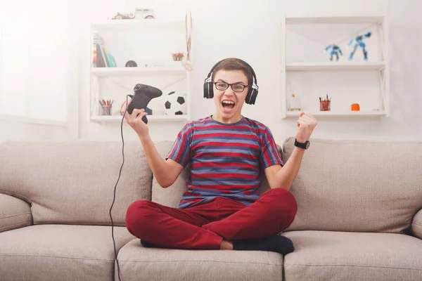 Emocionado adolescente jugando videojuego en casa — Foto de Stock
