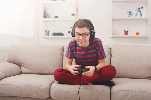 Emocionado adolescente jugando videojuego en casa — Foto de Stock