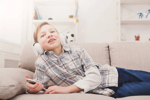 Tiener genieten van muziek in hoofdtelefoons thuis — Stockfoto