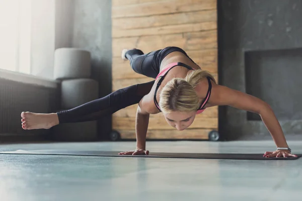 Mujer joven en clase de yoga, Eight-Angle Pose asana —  Fotos de Stock