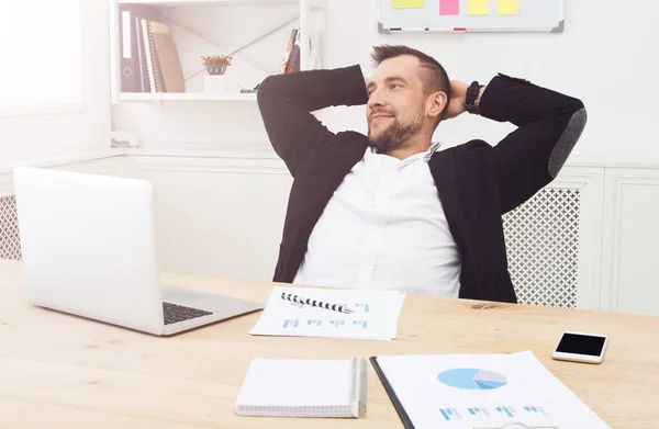 Ung avslappnad affärsman med laptop i modern vit office — Stockfoto