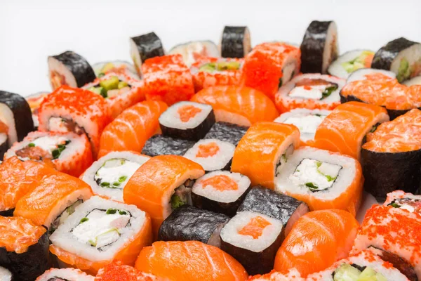 Conjunto de sushi, maki e rolos isolados em branco — Fotografia de Stock