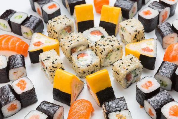 Conjunto de sushi, maki e rolos isolados em branco — Fotografia de Stock