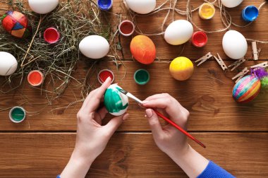 Resim renkli Paskalya yumurtaları, ahşap üzerine Üstten Görünüm