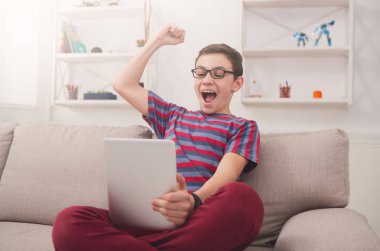 Genç çocuk dijital tablet kanepe evde kullanma