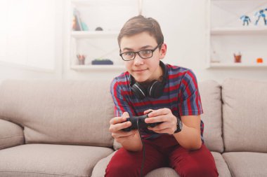 Video oyun evde oynarken heyecanlı genç çocuk