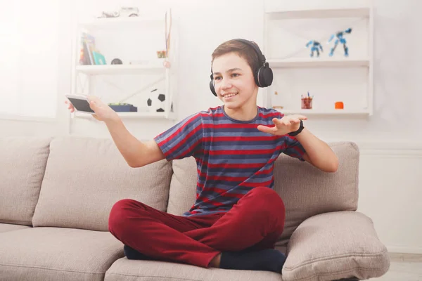 Adolescente disfrutando de la música en los auriculares en casa — Foto de Stock