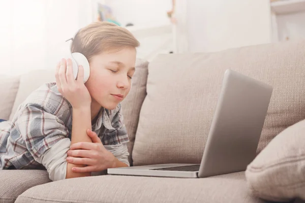 Adolescente disfrutando de la música en los auriculares en casa — Foto de Stock
