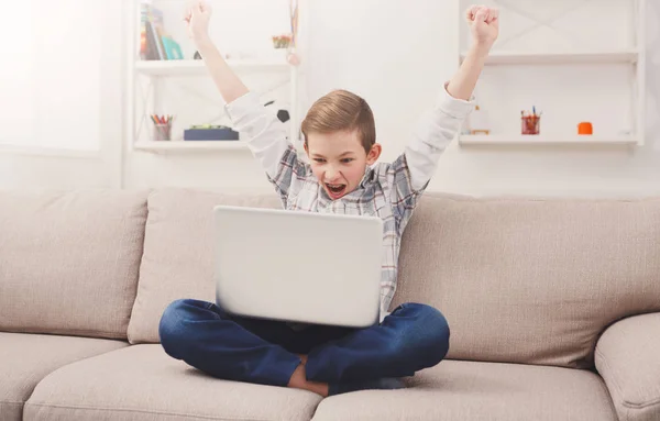 Tizenéves fiú segítségével digitális tábla kanapéval otthon — Stock Fotó