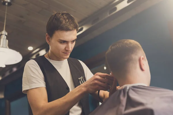 Man krijgt kapsel door Haarstylist bij barbershop — Stockfoto