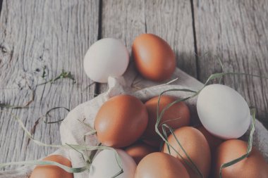 Rustik ahşap, organik tarım kavramı üzerinde taze tavuk kahverengi yumurta