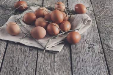 Rustik ahşap, organik tarım kavramı üzerinde taze tavuk kahverengi yumurta