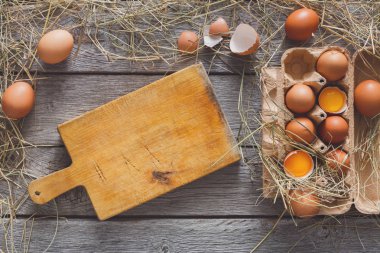 Karton rustik ahşap zemin üzerine taze kahverengi yumurta