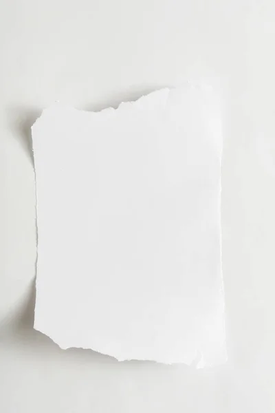 Folha rasgada, pedaço de papel rasgado em branco — Fotografia de Stock