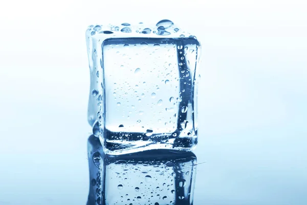 Cubo de gelo transparente com reflexão isolada sobre branco . — Fotografia de Stock