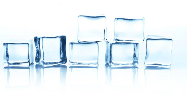 Transparente Eiswürfel mit Reflexion isoliert auf weiß. — Stockfoto