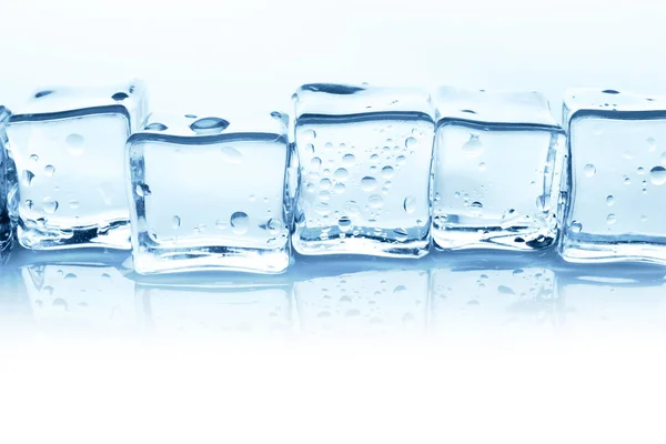 Grupo de cubos de hielo transparente sobre fondo blanco con gotas de agua — Foto de Stock