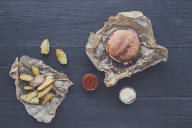 Fast food restoran yemek. Hamburger ve patates dilimleri