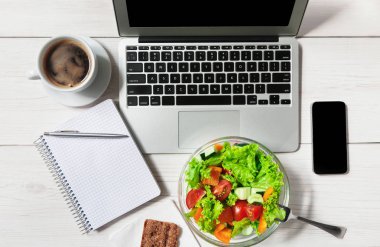 Sağlıklı bir iş öğle yemeği aperatif ofis, sebze salatası Üstten Görünüm