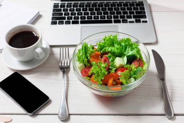 Sağlıklı bir iş öğle yemeği aperatif ofis, sebze salata kasesi