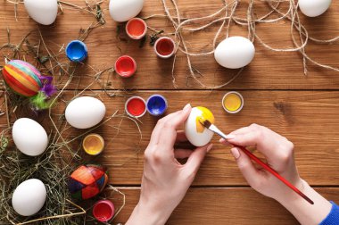 Resim renkli Paskalya yumurtaları, ahşap üzerine Üstten Görünüm