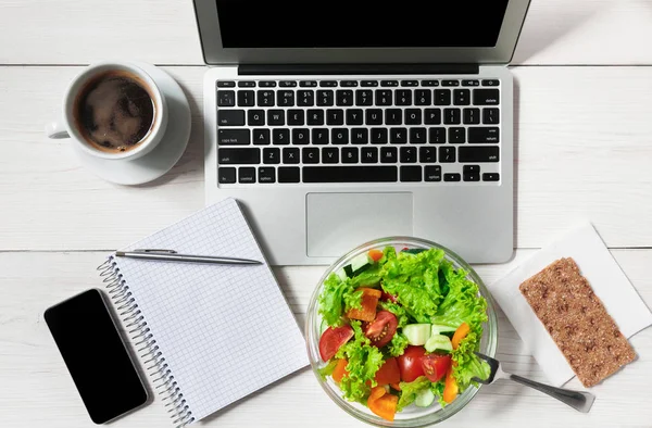 Sağlıklı bir iş öğle yemeği aperatif ofis, sebze salatası Üstten Görünüm
