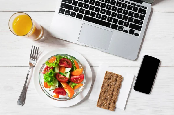 Sağlıklı bir iş öğle yemeği aperatif ofis, sebze salatası Üstten Görünüm