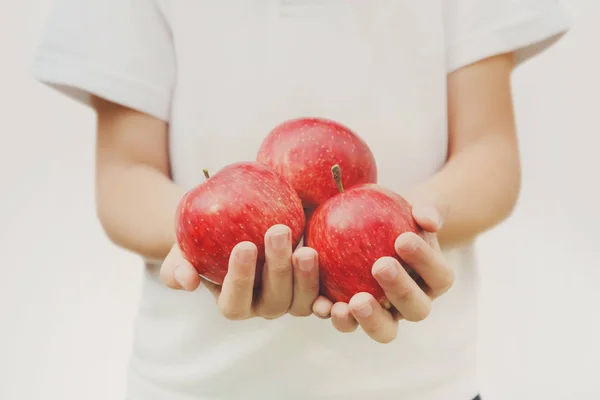 Çocuk kırmızı elma beyaz arka plan izole elinde tutan — Stok fotoğraf