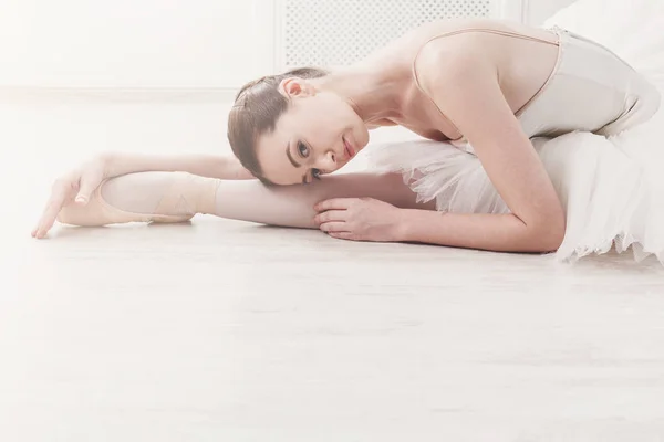 Elegáns balerina, stretching, balett háttér — Stock Fotó