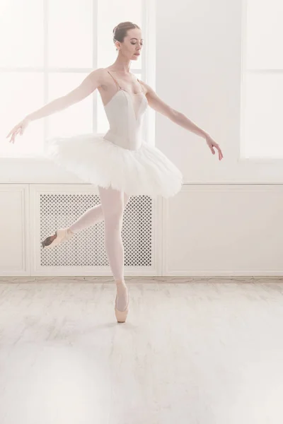 Hermosa bailarina bailando en posición de ballet —  Fotos de Stock