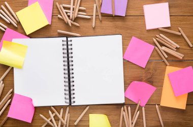 Ahşap ofis masasında boş bir not defteri Üstten Görünüm